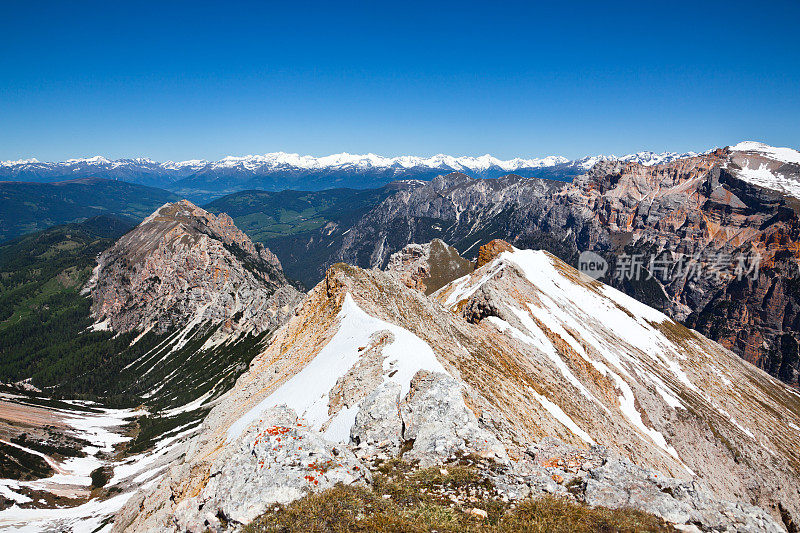 欧洲阿尔卑斯山白云石山景观，Val Badia在意大利